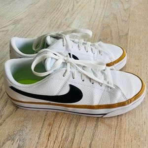 Nike Court Legacy Premium Women’s Sneakers - like new - size 8.5